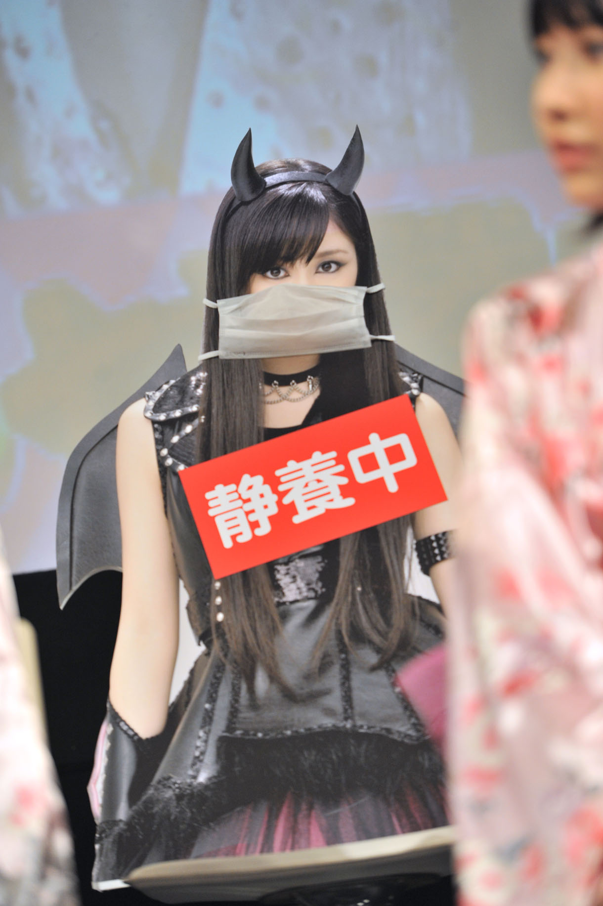 インフルエンザで欠席したあーりんの席には等身大パネルが。