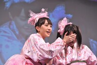 衝撃のUMA映像にあたふたする有安杏果を誘導する百田夏菜子。