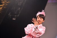 自分の手相をまじまじと見つめる百田夏菜子。