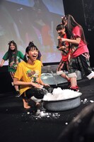 第2戦「ももクロ VS. リアクション」より。熱湯風呂に果敢に挑んだ玉井詩織。