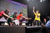 ももクロ流の雑な「どうぞどうぞ」。