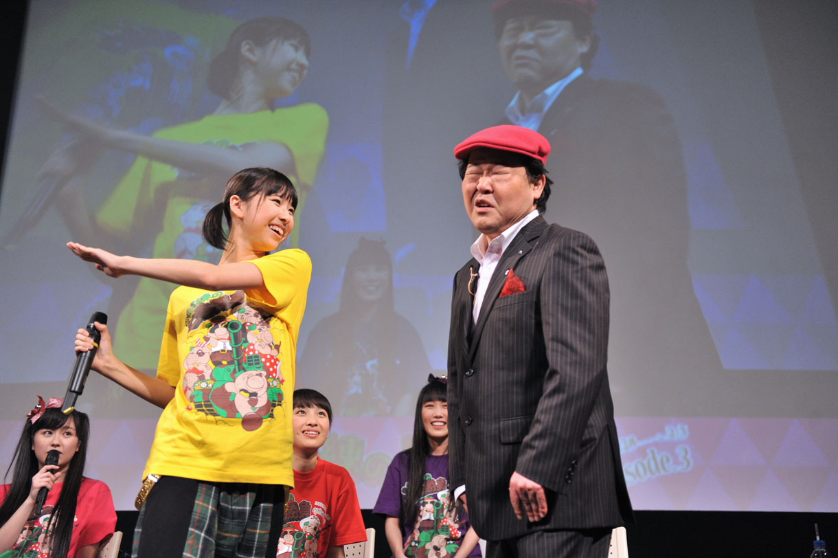「利きビンタ」に挑戦する上島竜兵。