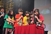 「ワサビ寿司」に挑戦する佐々木彩夏（写真右端）。