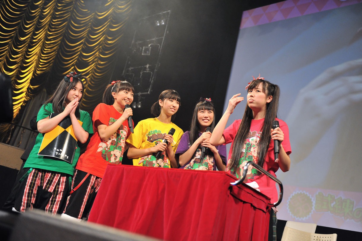 「ワサビ寿司」に挑戦する佐々木彩夏（写真右端）。