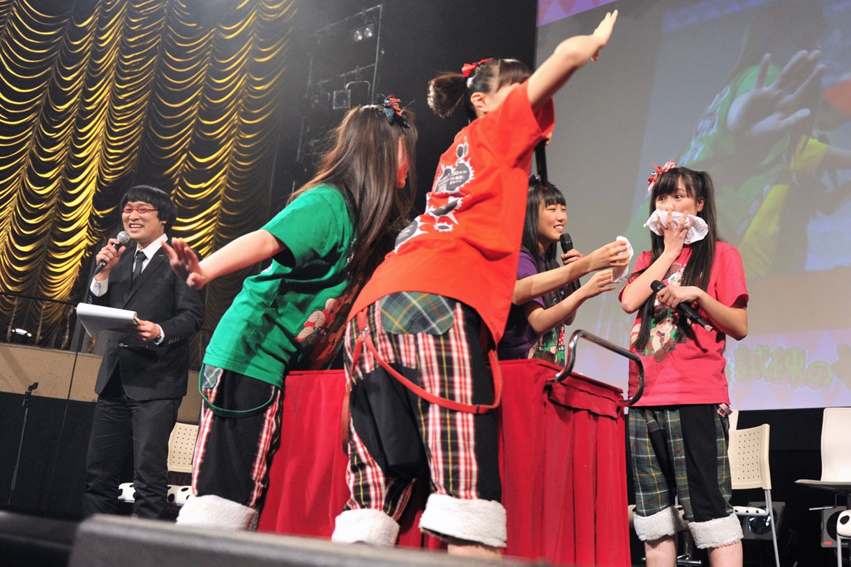 佐々木彩夏がワサビ寿司を吐き出すシーンを必死で隠す有安杏果＆百田夏菜子。