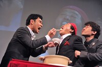 抜群のチームワークで名人芸「熱々おでん」を披露するダチョウ倶楽部。