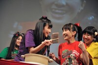 熱々のこんにゃくを百田夏菜子の顔に近付ける高城れに。