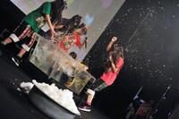 押された玉井詩織は熱湯風呂へ。