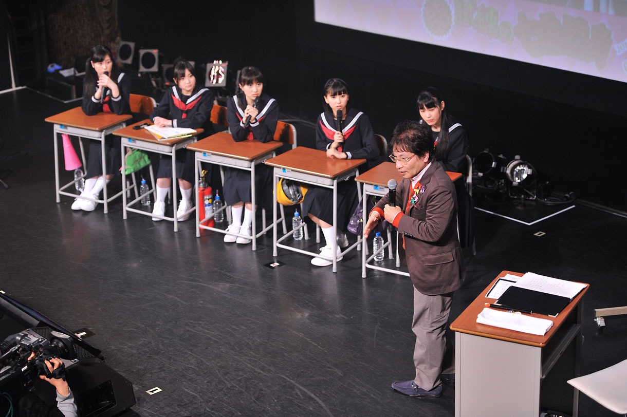 第3戦「ももクロ VS. 教育」より。セーラー服姿で“授業”に挑んだももクロの5人。