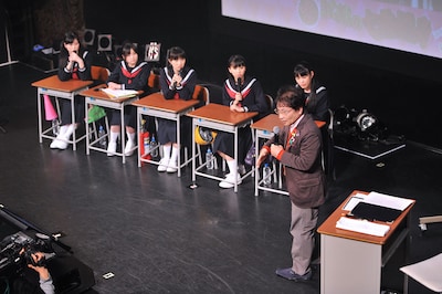 第3戦「ももクロ VS. 教育」より。セーラー服姿で“授業”に挑んだももクロの5人。