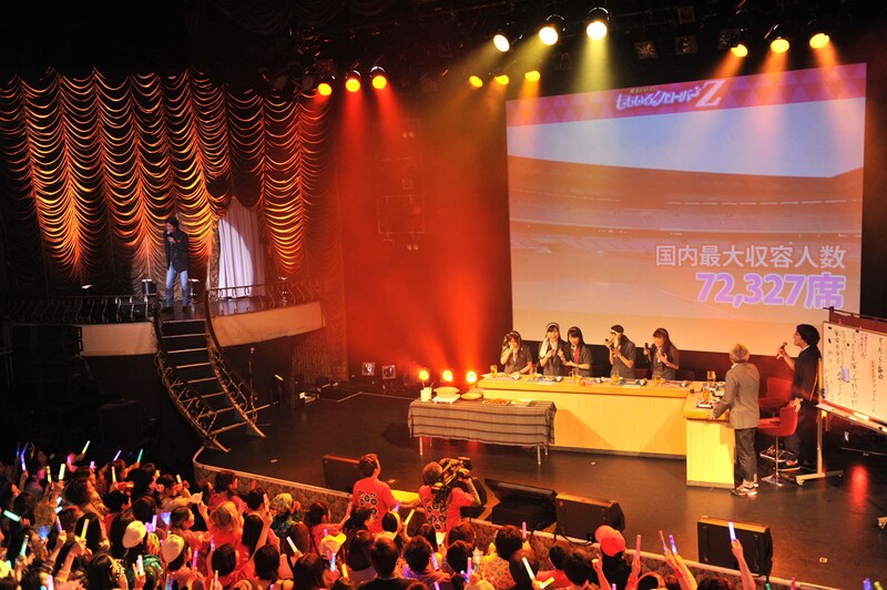 第6戦「ももクロ VS. お父さん」より。松崎しげるがサイドステージに登場したシーン。