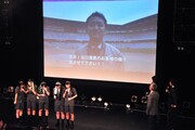 第6戦「ももクロ VS. お父さん」より。日産スタジアムでのライブ開催決定が発表された際、日産スタジアム担当課長・甲斐啓太氏からコメントムービーが届けられた。
