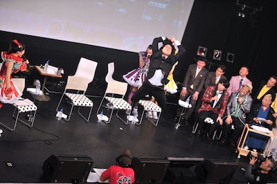 第7戦「ももクロ VS. 浅草」より。山里亮太（南海キャンディーズ）のえびぞりジャンプ。