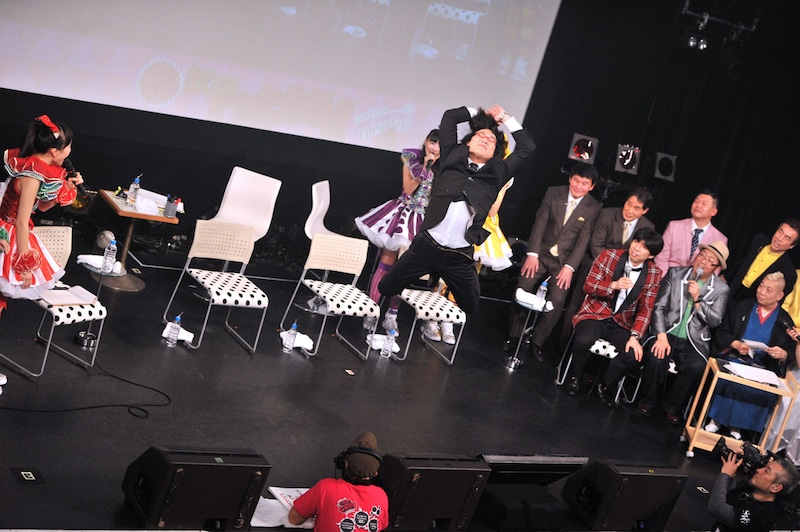 第7戦「ももクロ VS. 浅草」より。山里亮太（南海キャンディーズ）のえびぞりジャンプ。