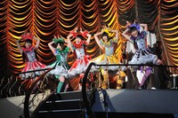 第7戦「ももクロ VS. 浅草」オープニングシーン。