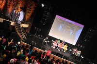 第7戦「ももクロ VS. 浅草」より。サイドステージではベテラン浅草芸人の漫才やネタが次々と披露された。