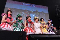 第7戦「ももクロ VS. 浅草」より。金魚（写真右から3番目）の頭飾りは彼女のお手製で、スカイツリーを模したオブジェはスイッチを入れると赤いライトが点灯する。