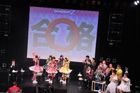 第7戦「ももクロ VS. 浅草」より。柳谷松太郎の見事な切り絵「百田夏菜子のえびぞりジャンプ」。