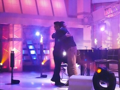 「Piano Man」の収録が終わった直後、笑顔で抱き合うK（写真左）と槇原敬之（右）。