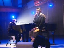 ビリー・ジョエル「Piano Man」を生演奏中のK（写真左）と槇原敬之（右）。