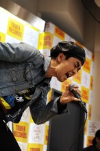 「23時40分 feat. Base Ball Bear」を熱唱するヒャダイン。