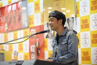 緊張の面持ちで弾き語りを披露するヒャダイン。