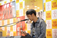 iPhoneを使ってリクエスト曲の歌詞を検索するヒャダイン。