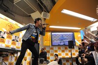 ハンドマイクを使ったパフォーマンスではステージを駆け回りながら熱唱。