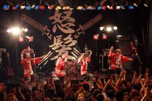 赤い法被で「ニッポン・ワッショイ」を歌う怒髪天。