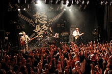 怒髪天の熱いパフォーマンスに拳を突き立てて応戦する観客。