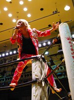 東京・後楽園ホールのリングでパフォーマンスを披露するカラーボトル。