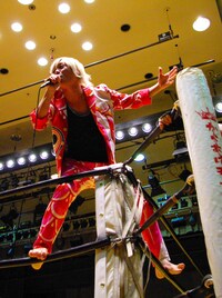 カラーボトル、大仁田厚の試合直後にプロレスリングで熱唱