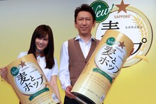 トークセッションの最後に「私にはビールです。」と「麦とホップ」をアピールした前田敦子と布袋寅泰。