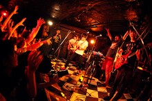 2月3日に行われたキュウソネコカミの東京・下北沢SHELTER公演の様子。Photo by Viola Kam（V'z Twinkle Photography）