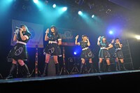 LinQワンマンライブ「ゴーイング マイ ウェイ！～上原あさみ東京ファイナル～」より。Qtyによる「CHIKU-TAKU」披露の様子。