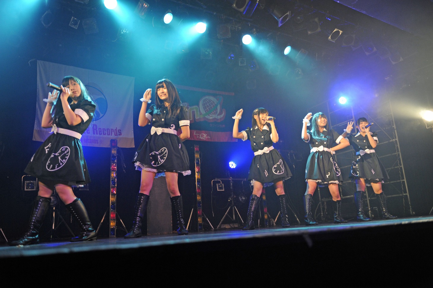 LinQワンマンライブ「ゴーイング マイ ウェイ！～上原あさみ東京ファイナル～」より。Qtyによる「CHIKU-TAKU」披露の様子。