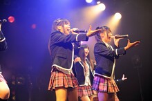 LinQワンマンライブ「ゴーイング マイ ウェイ！～上原あさみ東京ファイナル～」より。Qtyの姫崎愛未と瑞稀もえ。