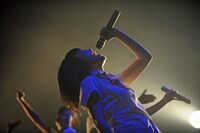 LinQワンマンライブ「ゴーイング マイ ウェイ！～上原あさみ東京ファイナル～」より。もはや恒例の伊藤麻希による気合いの入った雄たけび。