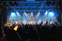 LinQワンマンライブ「ゴーイング マイ ウェイ！～上原あさみ東京ファイナル～」より。満員のフロアとステージの様子。