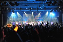 LinQワンマンライブ「ゴーイング マイ ウェイ！～上原あさみ東京ファイナル～」より。満員のフロアとステージの様子。