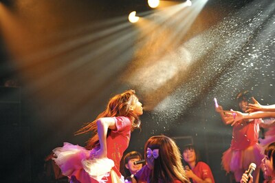 LinQワンマンライブ「ゴーイング マイ ウェイ！～上原あさみ東京ファイナル～」より。「祭りの夜～君を好きになった日～」で勢いよく水を吹き出す上原あさみ。