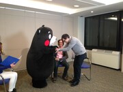 くまモンと念願の邂逅し、熱い握手を交わすリヴァース・クオモ。