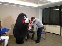 くまモンと念願の邂逅し、熱い握手を交わすリヴァース・クオモ。