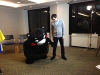 くまモンとリヴァース・クオモ（左から）。