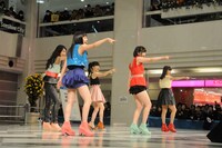 東京・池袋サンシャインシティ噴水広場にて行われた9nineのリリースイベントの模様。