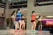 東京・池袋サンシャインシティ噴水広場にて行われた9nineのリリースイベントの模様。