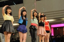 東京・池袋サンシャインシティ噴水広場にて行われた9nineのリリースイベントの模様。