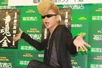 「ポーズをください！」というカメラマンのリクエストに応える綾小路翔。