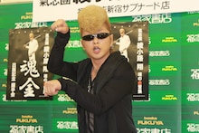 カメラマンのさまざまなリクエストに応えた綾小路翔。