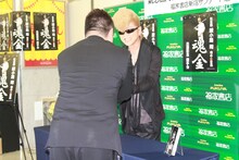 握手会に参加した男性ファンと談笑する綾小路翔。